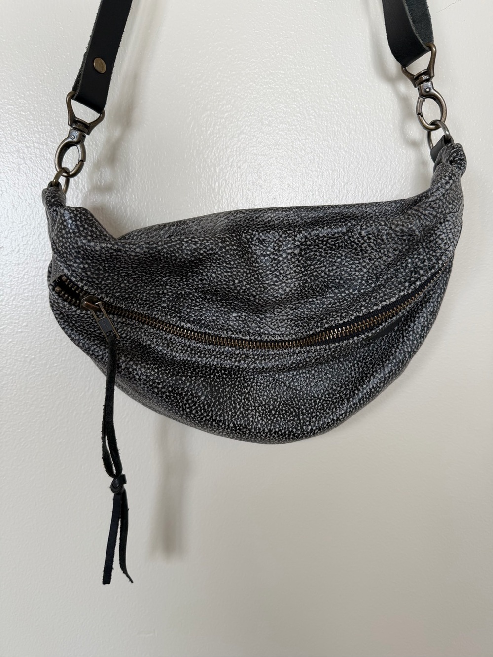 POPPYSEEDS Black Leather Textured Leather Sling Bag